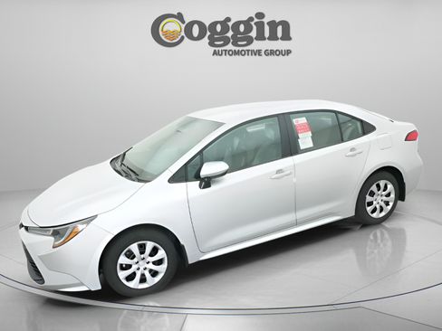 Used 2026 Toyota Corolla LE FWD image 3