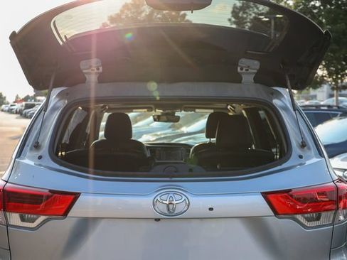 Used 2017 Toyota Highlander Limited AWD/4WD image 25