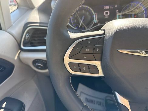 Used 2024 Chrysler Pacifica Touring-L FWD image 30