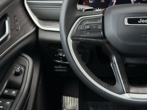 Used 2023 Jeep Grand Cherokee Limited image 21