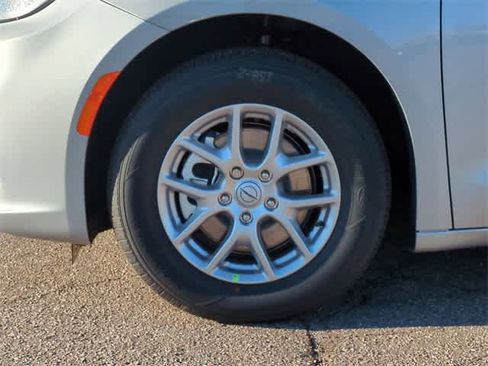 New 2026 Chrysler Pacifica Select image 14