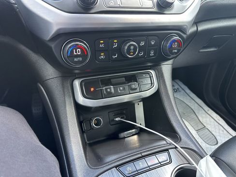 Used 2023 GMC Acadia SLT image 23