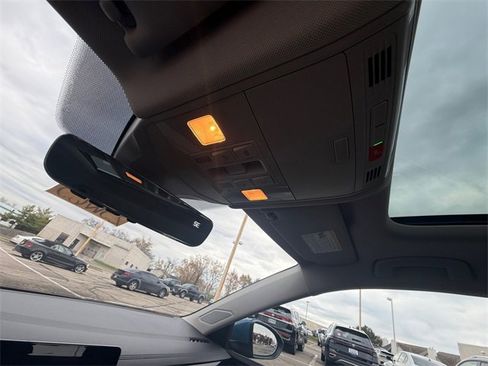 Used 2025 Volkswagen Jetta SE w/ Sunroof Package image 23