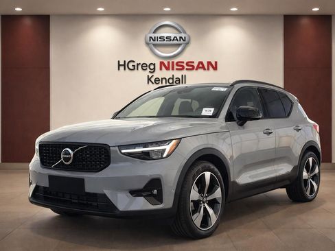 Used 2026 Volvo XC40 B5 Plus AWD/4WD image 3