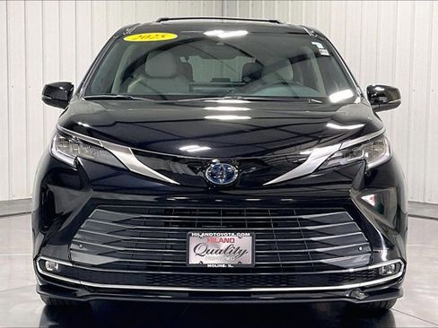 Used 2025 Toyota Sienna Limited AWD/4WD image 2