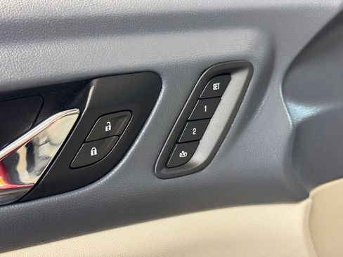 Used 2021 GMC Acadia Denali w/ Denali Technology Package image 9