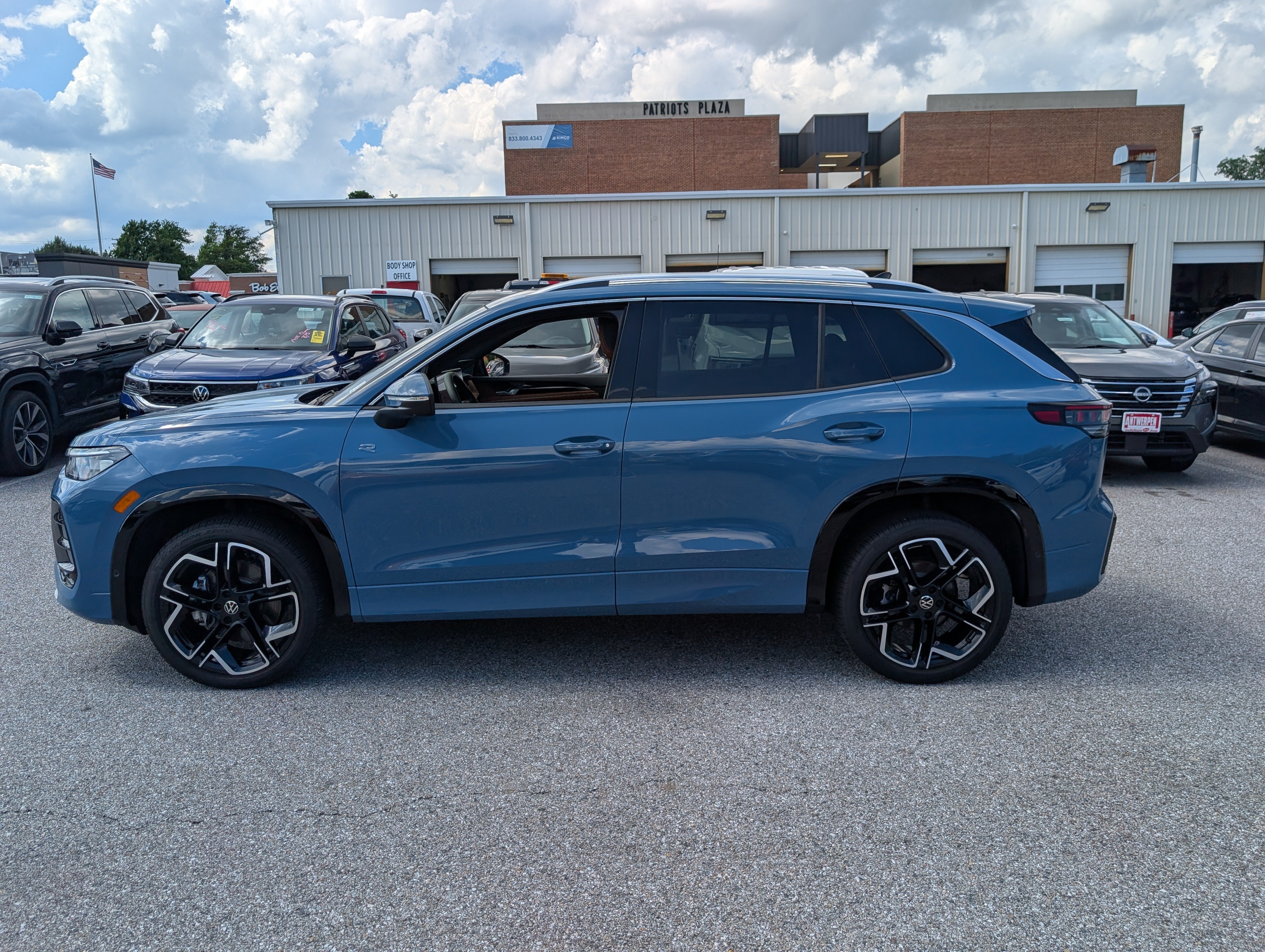 Used 2025 Volkswagen Tiguan SEL R-Line AWD/4WD image 6