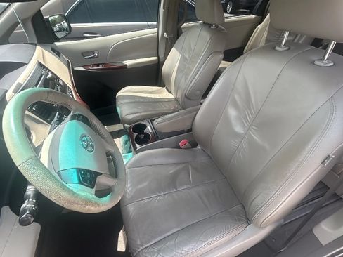 Used 2011 Toyota Sienna XLE FWD image 12