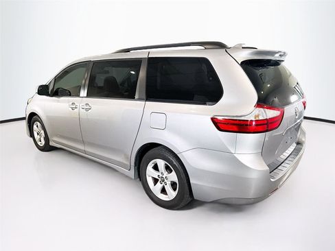 Used 2018 Toyota Sienna LE FWD image 3