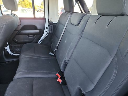 Used 2020 Jeep Wrangler Unlimited Sahara image 18