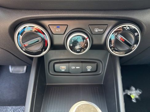 Certified 2025 Hyundai Venue SE image 28