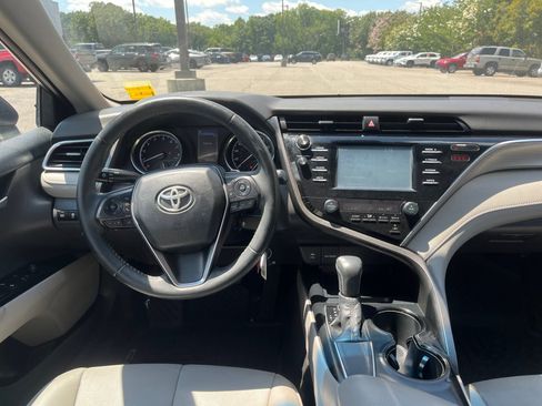 Used 2018 Toyota Camry SE w/ Moonroof Package FWD image 23
