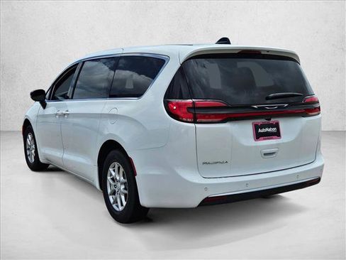New 2027 Chrysler Pacifica Select FWD image 9