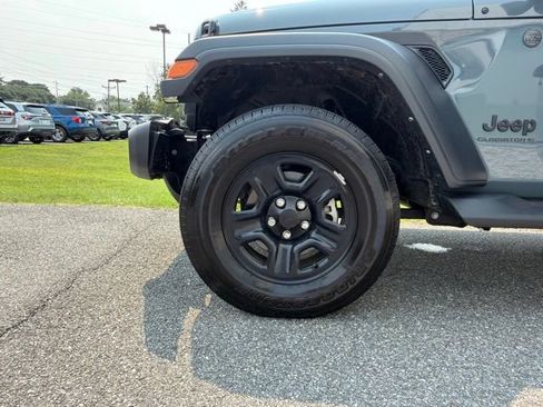 Used 2024 Jeep Gladiator Sport AWD/4WD image 24