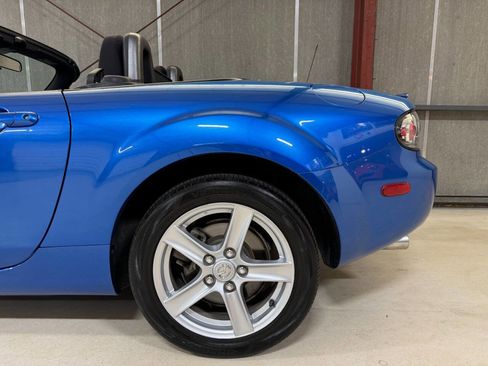 Used 2006 MAZDA MX-5 Miata Touring RWD image 12