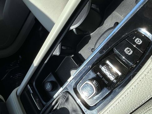 Used 2018 Volvo XC90 T6 Momentum w/ Convenience Package image 29