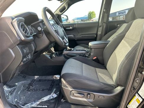 Used 2020 Toyota Tacoma TRD Sport w/ Technology Package AWD/4WD image 14