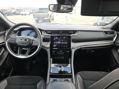 Used 2024 Jeep Grand Cherokee Altitude image 11