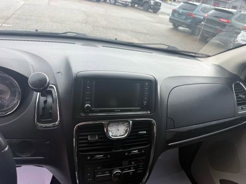Used 2015 Chrysler Town & Country Touring image 28