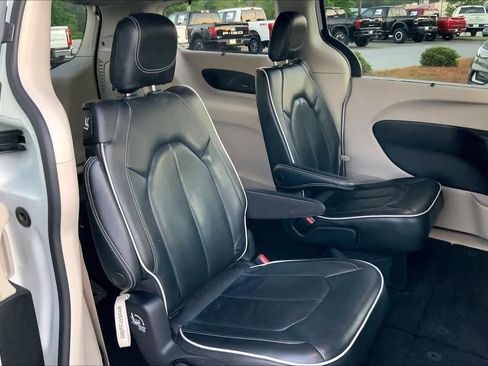Used 2022 Chrysler Pacifica Limited FWD image 19