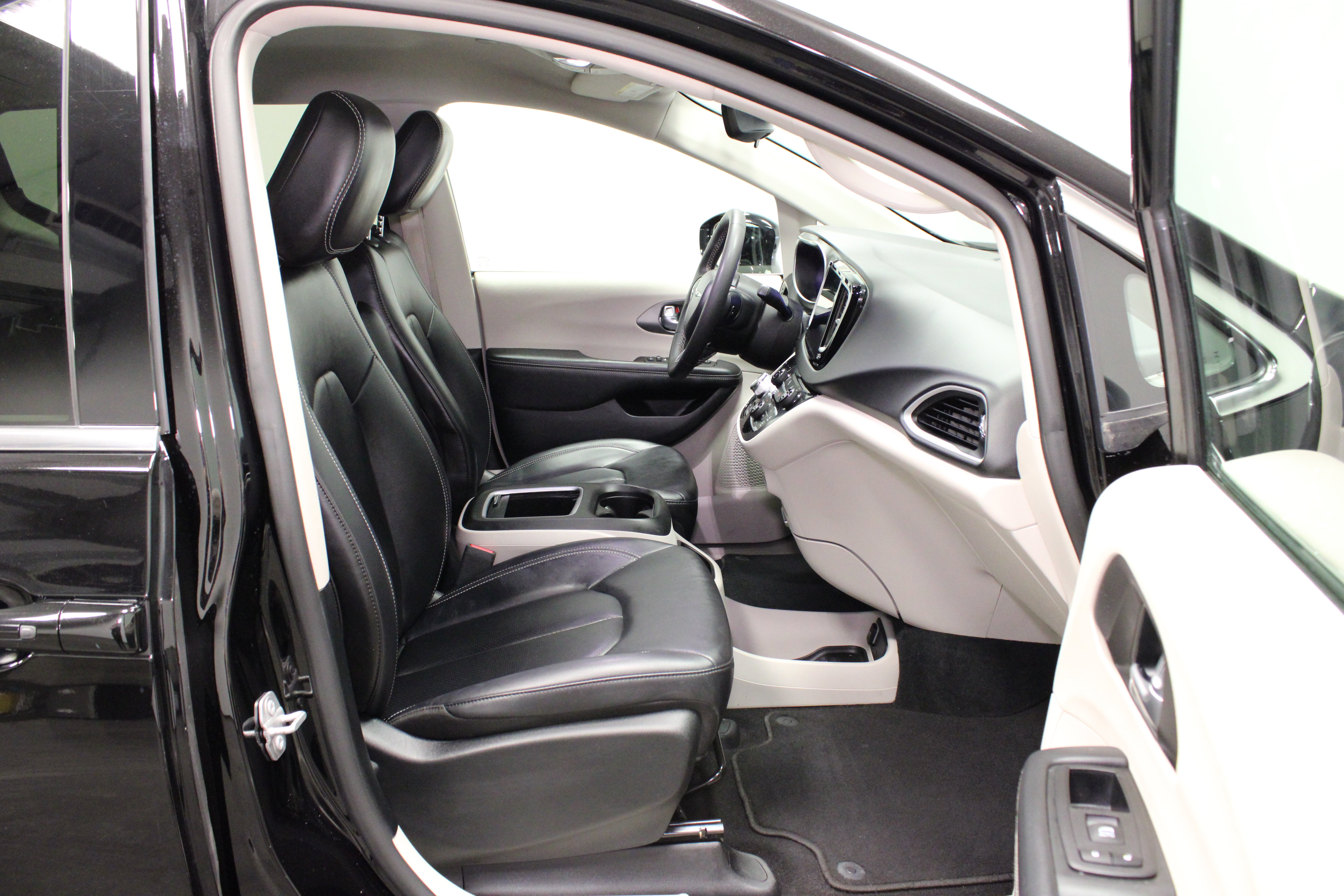 Used 2024 Chrysler Pacifica Touring-L FWD image 14