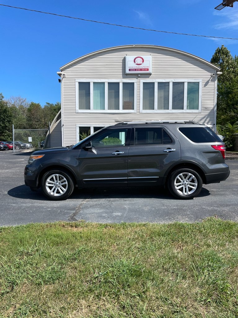 Used 2015 Ford Explorer XLT w/ Equipment Group 202B FWD image 2