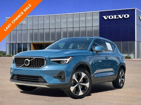 Certified 2025 Volvo XC40 B5 Plus AWD/4WD image 1
