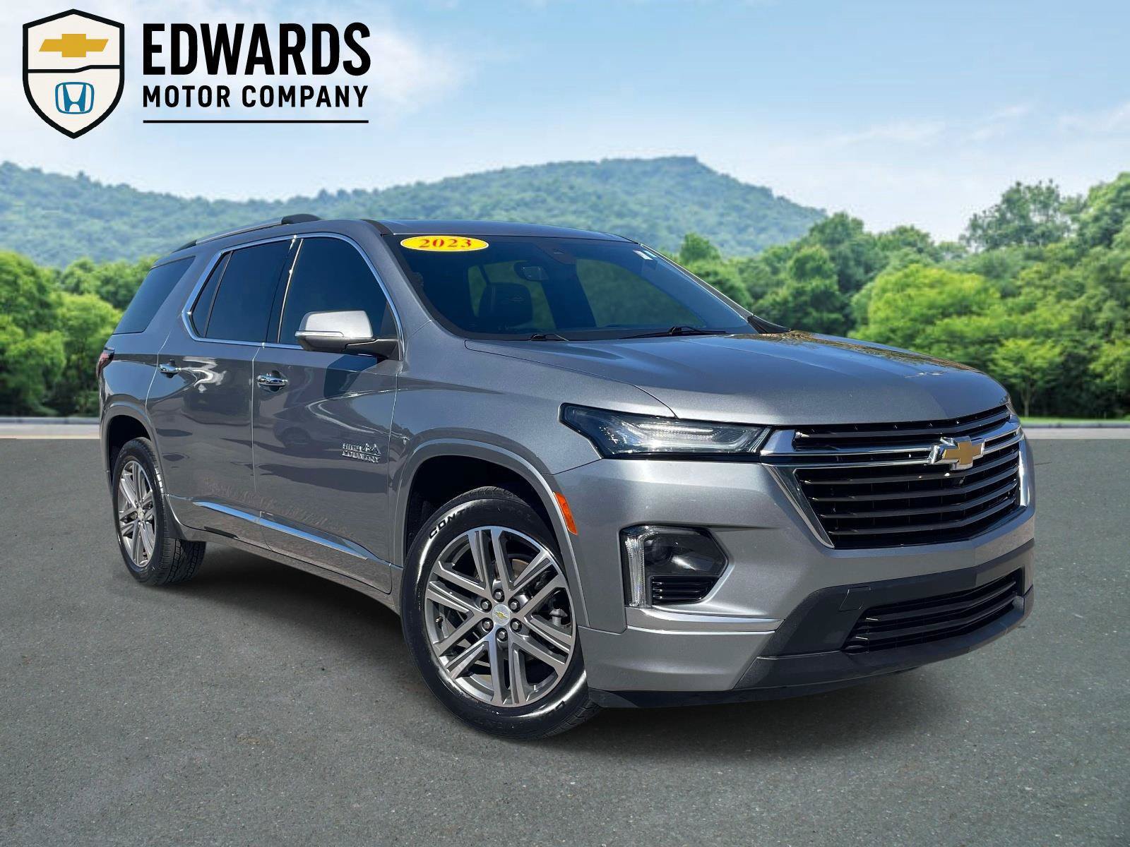 Used 2023 Chevrolet Traverse High Country FWD image 1