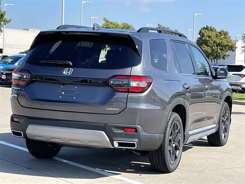 New 2025 Honda Pilot Touring image 4