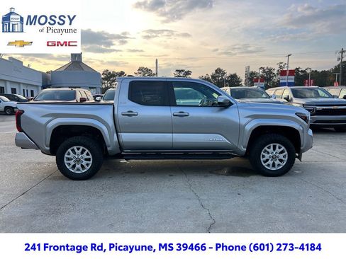Used 2025 Toyota Tacoma SR5 image 7