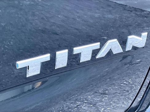 Used 2017 Nissan Titan PRO-4X w/ Pro-4x Convenience Package image 9