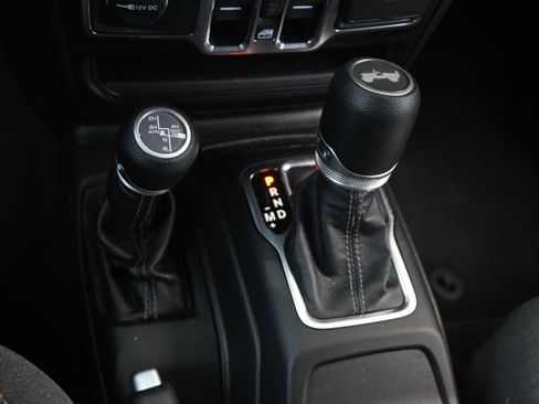 Used 2025 Jeep Wrangler Unlimited Sahara w/ Safety Group AWD/4WD image 26
