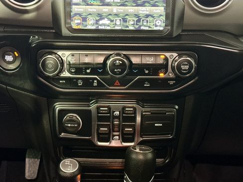Used 2022 Jeep Gladiator Overland w/ Cold Weather Group AWD/4WD image 26