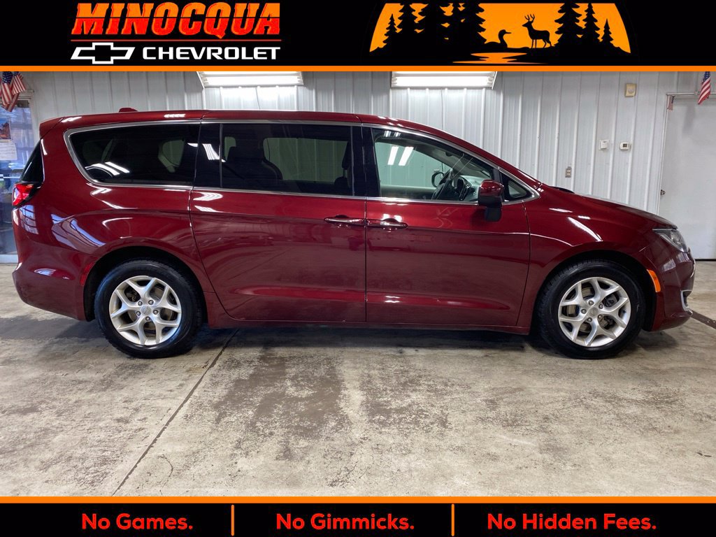 Used 2017 Chrysler Pacifica Touring Plus w/ Tire & Wheel Group FWD image 1