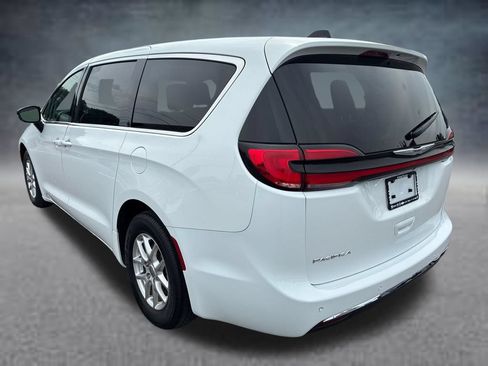 Used 2024 Chrysler Pacifica Touring-L FWD image 3