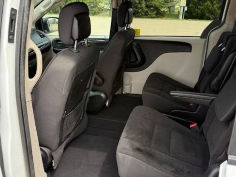Used 2019 Dodge Grand Caravan SE w/ UConnect Hands-Free Group FWD image 24