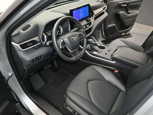 Used 2025 Toyota Highlander XLE image 4