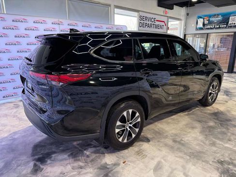 Used 2022 Toyota Highlander XLE AWD/4WD image 9