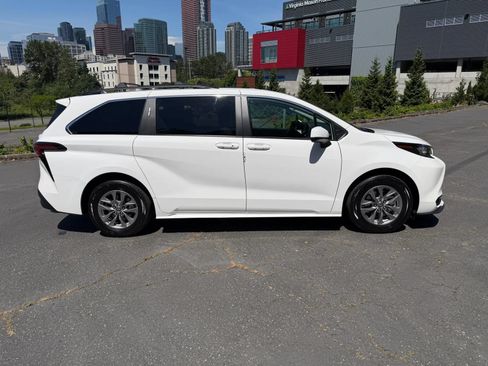 Used 2022 Toyota Sienna LE AWD/4WD image 8