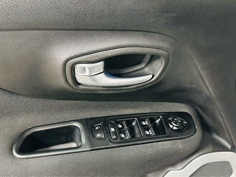 Certified 2021 Jeep Renegade Latitude AWD/4WD image 19