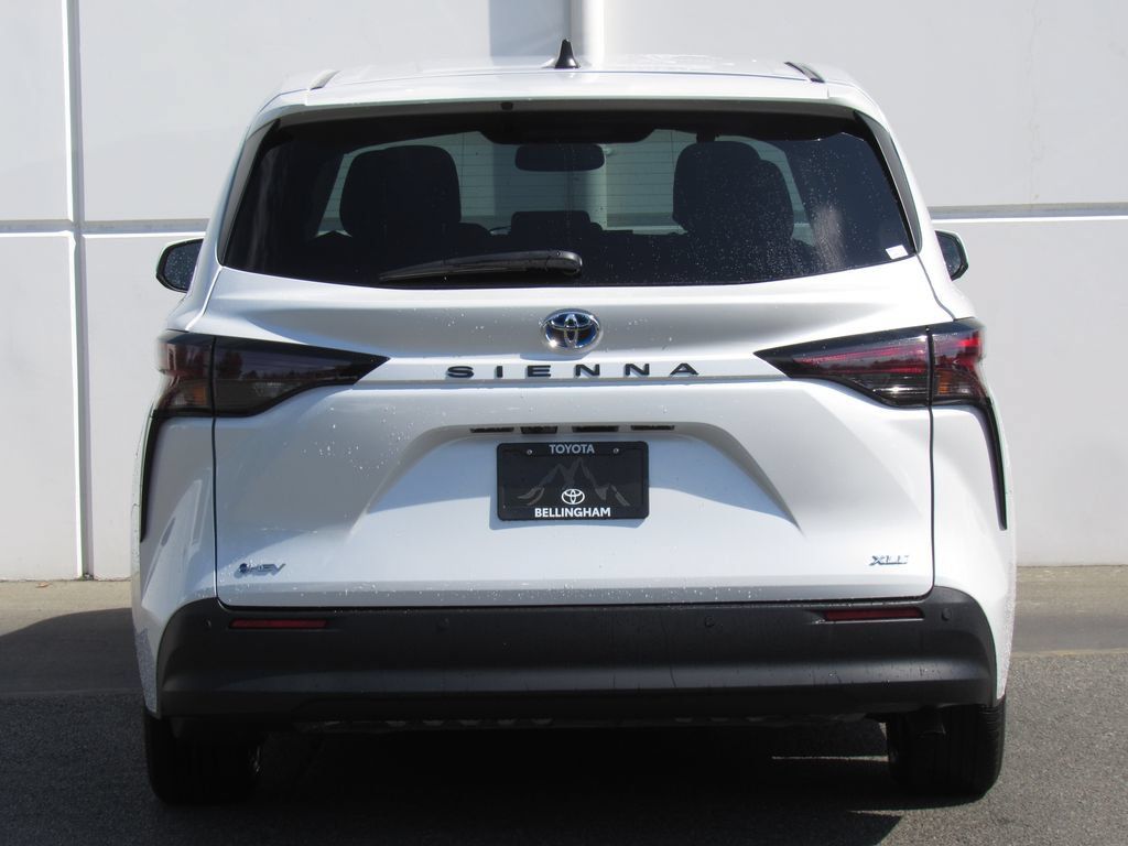 Used 2025 Toyota Sienna XLE FWD image 7