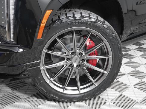 Used 2025 Cadillac Escalade V w/ LPO, ONYX Package image 36