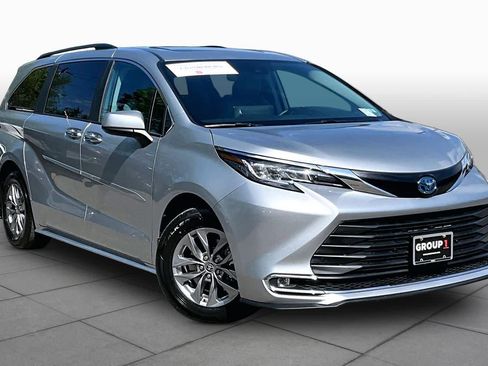 Certified 2023 Toyota Sienna XLE AWD/4WD image 3