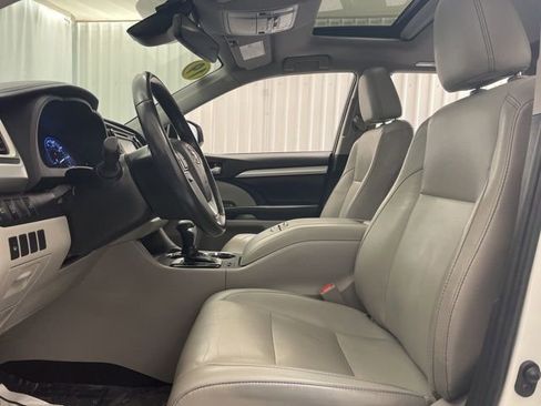 Used 2019 Toyota Highlander XLE image 10