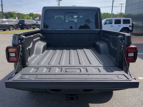 Used 2024 Jeep Gladiator Rubicon AWD/4WD image 12