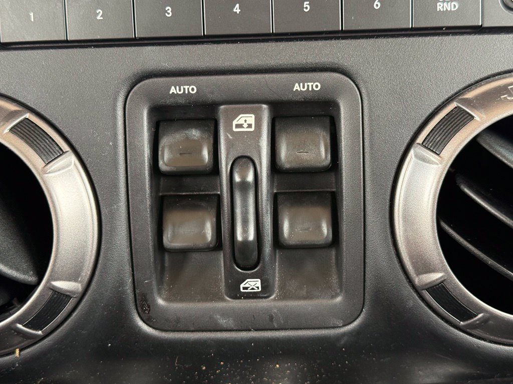 Used 2018 Jeep Wrangler Unlimited Sahara AWD/4WD image 15