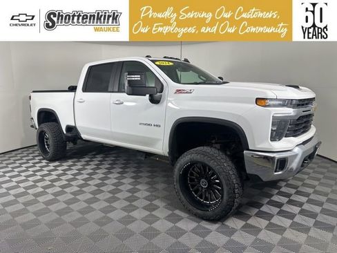 Used 2024 Chevrolet Silverado 2500 LT image 1