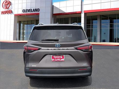 Used 2021 Toyota Sienna XLE FWD image 6