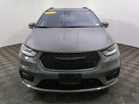 Used 2022 Chrysler Pacifica Touring-L w/ Uconnect Theater Family Group AWD/4WD image 4
