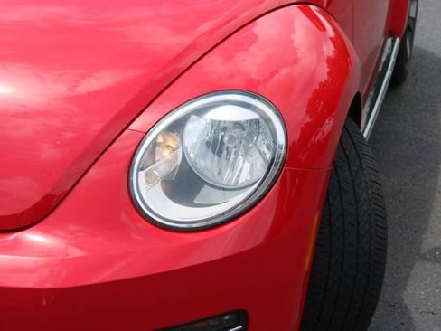 Used 2013 Volkswagen Beetle Turbo 60's Edition FWD image 17